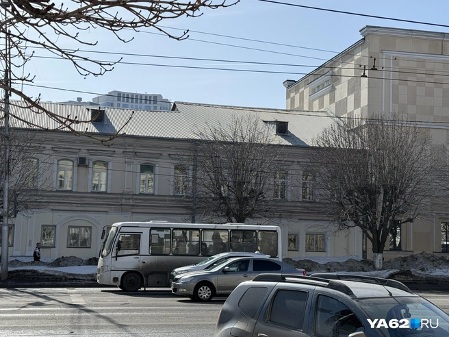 Надеемся, такая чистая крыша — заслуга коммунальщиков, а не солнечных лучей | Источник: Сергей Петунин / YA62.RU