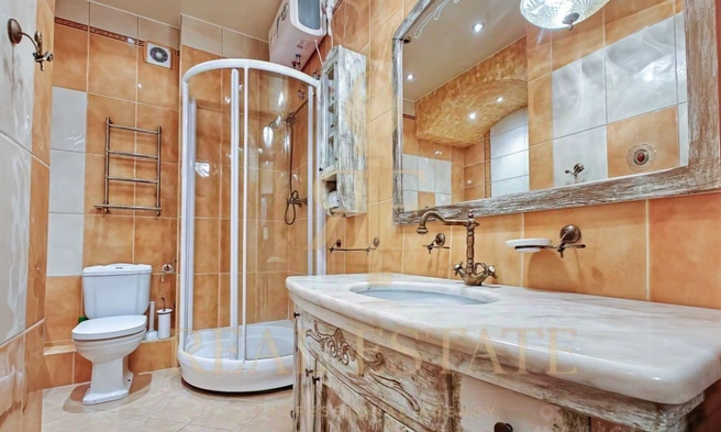 В квартире два санузла  | Источник: Real Estate / N1