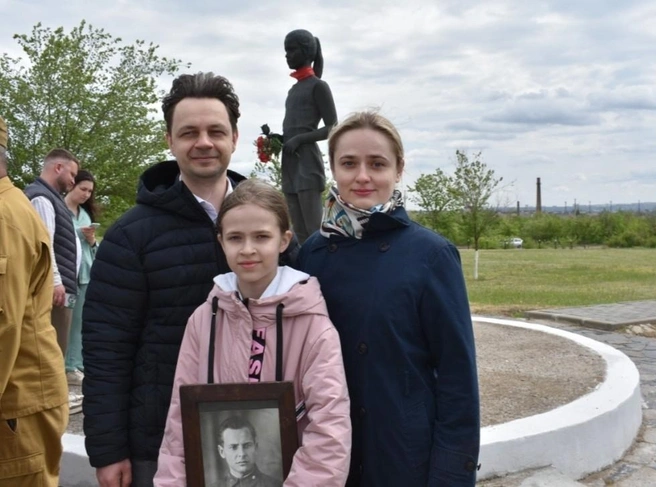 Потомки майора Петракова — Андрей, Елизавета и Мария Саксоновы — на Солдатском поле | Источник: предоставлено семьей Саксоновых