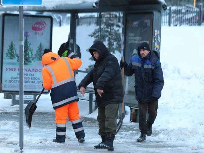 Рабочие очищают магистрали, остановки, парковочные карманы и пешеходные зоны | Источник: Андрей Бортко / NGS.RU