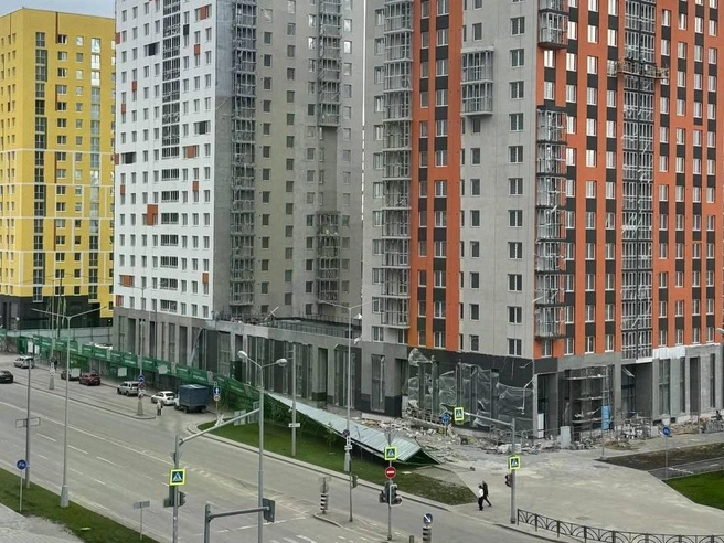 Там, по сообщениям очевидцев, на стройке упала люлька с рабочими | Источник: читатель E1.RU