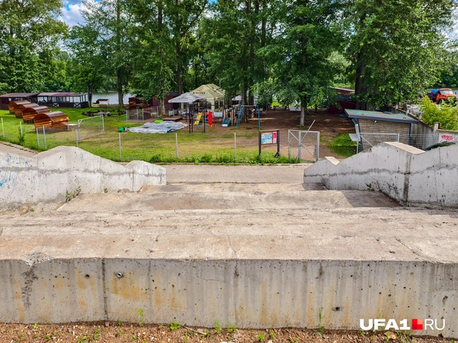 Лестница ведет в забор | Источник: Булат Салихов / UFA1.RU