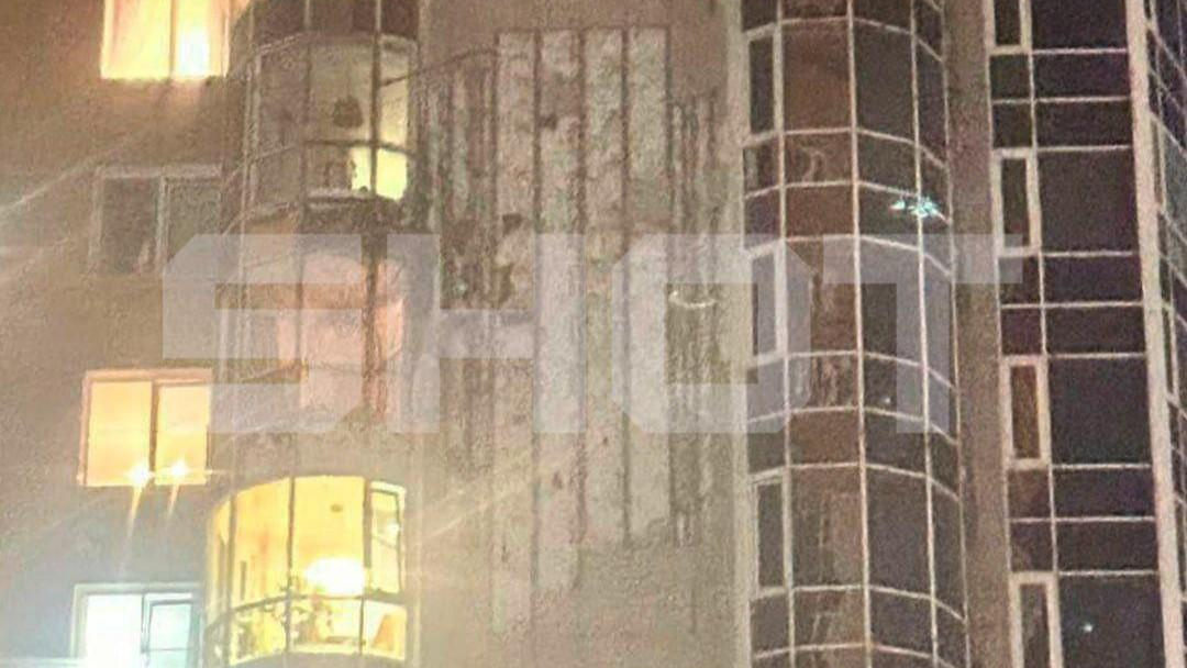 Москву атаковали беспилотники. Один из них прилетел в многоэтажку: кадры