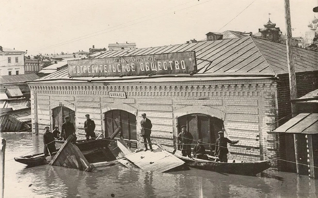 Торговые ряды в наводнение в 1920–1930-е годы | Источник: pastvu.com