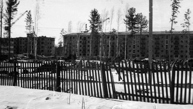 2-й микрорайон, 1971 год. По словам жителей, за забором возводят известный в городе «полосатый дом» на Омской, 12А | Источник: pastvu.com