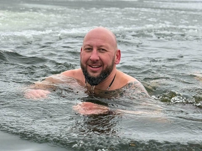 Сергей Якшин регулярно занимается моржеванием и легко переносит холодную воду. | Источник: соцсети Сергея Якшина