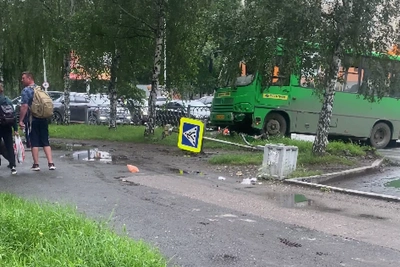 В Екатеринбурге автобус врезался в забор, уходя от самокатчика