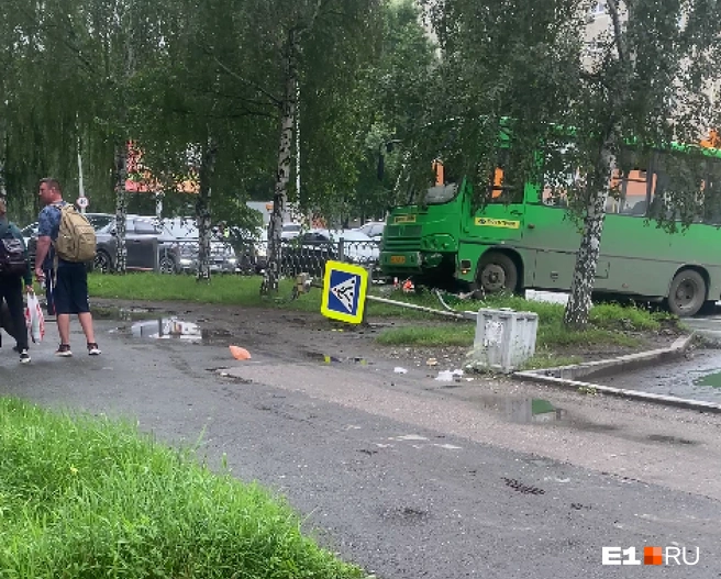 Еще несколько сантиметров — и автобус вылетел бы на тротуар, по которому шли пешеходы | Источник: читатель E1.RU