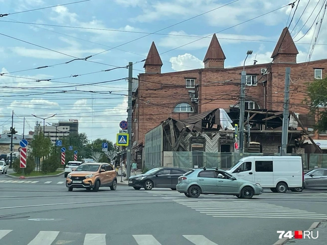 Люди забеспокоились и подумали, что начались работы по сносу | Источник: читатель 74.RU