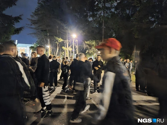Молодые парни в основном гуляют в Первомайском сквере | Источник: Елизавета Шаталова / NGS.RU