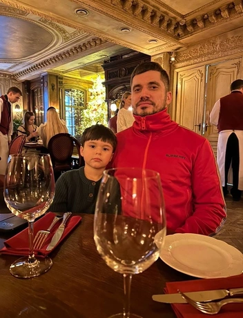 Паша Техник с 6-летним Иваном в ресторане