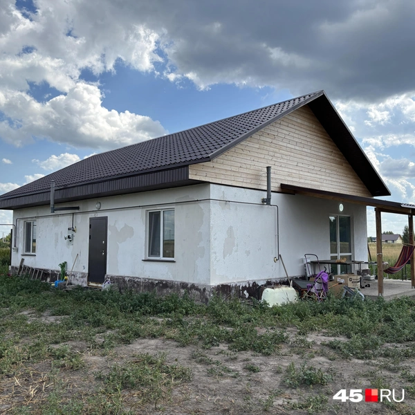 Есть и те, кому более-менее повезло. Дом этой семьи почти полностью сделан, но внутренним ремонтом они занимаются самостоятельно. По подсчетам семьи, застройщик остался им должен около 400 тысяч рублей | Источник: Кирилл Митин