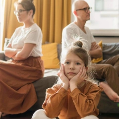 «Ребенок знает все, особенно то, о чем молчат»: психолог о детях в разводе