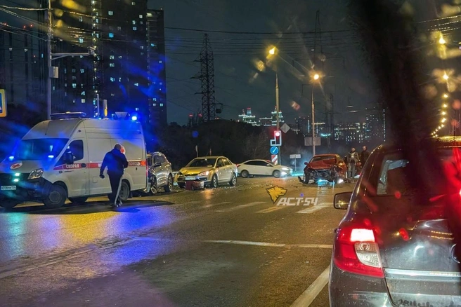 На месте ДТП работали сотрудники скорой помощи | Источник: «АСТ-54 Black» / Telegram