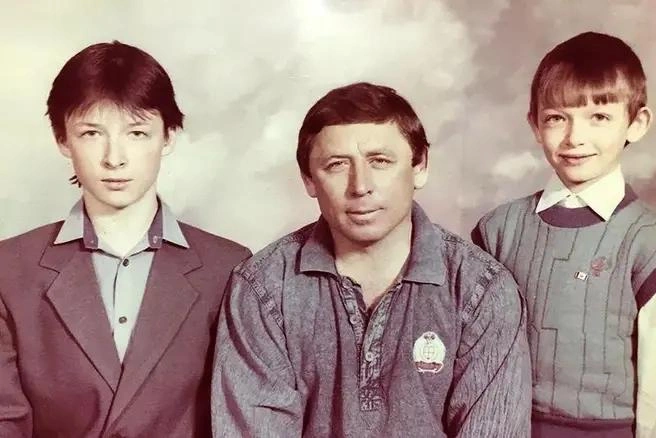 Сергей Рыжиков (слева) с отцом и младшим братом | Источник: okbnv.ru