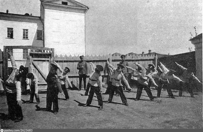 Дети старательно выполняют упражнение | Источник: pastvu.com / Valencia, id.knigovod.ru
