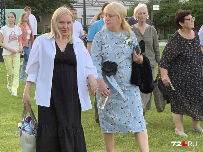 Президент союза «Торгово-промышленная палата Тюменской области» Ольга Езикеева выбрала для выхода в свет расслабленный наряд в черно-белых тонах. Вице-президент ТПП Юлия Шакурская сделала ставку на лаконичное голубое платье | Источник: Полина Перепелица / 72.RU