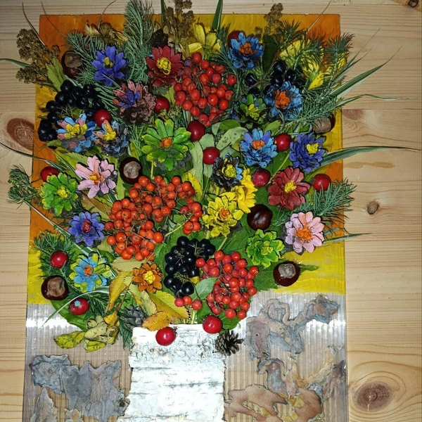 Из осенних цветов, ягод и листьев и бересты получился яркий букет | Источник: Елена Коваленко / t.me