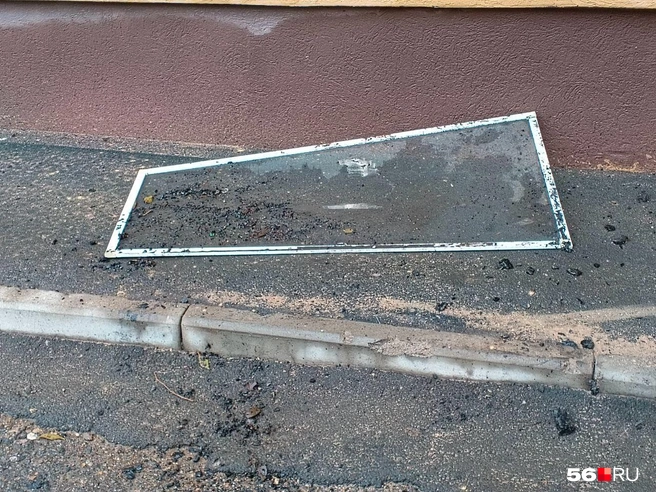 Это не единственная москитная сетка, валяющаяся у дома | Источник: Владислав Митрошин / 56.RU