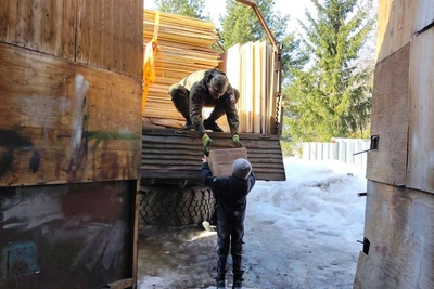 Савин и волонтёры передали помощь бойцам
