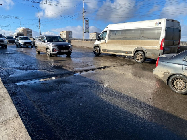 В некоторых случаях автомобили вынуждены «прыгать» в яму с образовавшегося возвышения. | Источник: читатели V1.RU