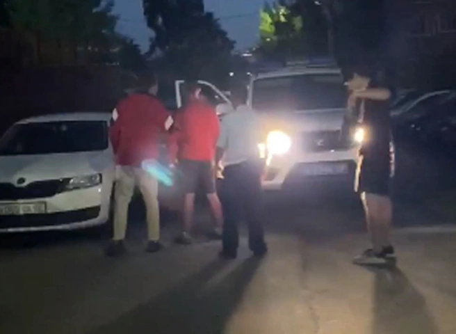 В Рязани сняли на видео конфликт молодых людей с полицией | ya62.ru