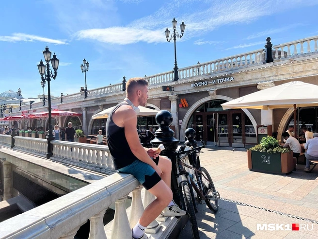Москвич с мороженым в самый жаркий день лета в центре столицы | Источник: Елена Халматова / MSK1.RU