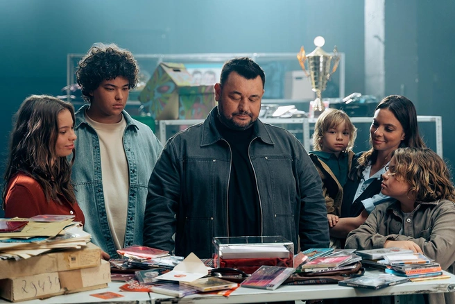 В фильме «Руки Вверх! 2» в кадре вся семья | Источник: «Атмосфера кино»