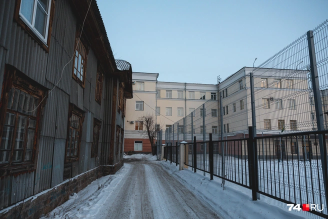 Тут в двух шагах школа. Если в итоге на месте барака воздвигнут новостройку, то у кого-то под окнами будет весело | Источник: Наталья Лапцевич