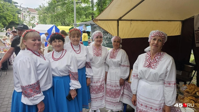 У палатки Национального культурного центра белорусов Зауралья «Батьковщина» | Источник: Дарья Никитченко / 45.RU