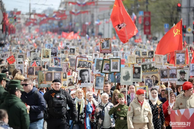 Шествие «Бессмертного полка» в Петербурге завершилось. Большой фоторепортаж | Источник: Дарья Драй / FONTANKA.RU