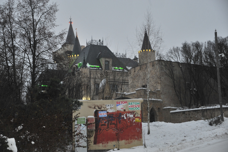 Замок в подмосковной деревне Грязь