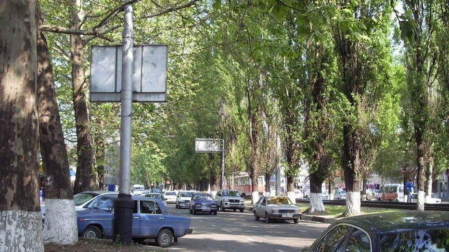 Улица Ставропольская, недалеко от кубанского госуниверситета  | Источник: georgbesk; телеграм-канал «Краснодар 90х-00х» 