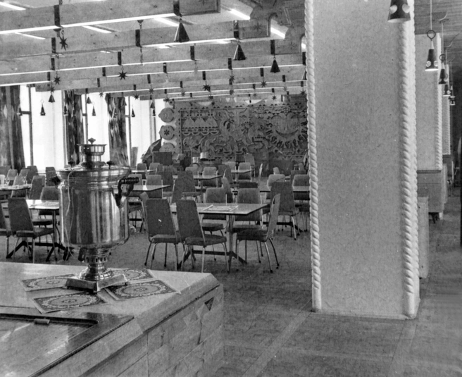 Исторический интерьер «Скоморохов» (фото начала 1980-х годов) | Источник: «Новосибирск в фотозагадках» / nsk-kraeved.ru
