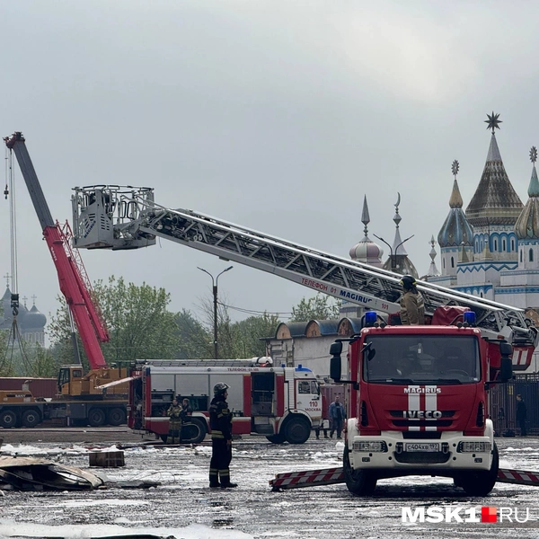 Здание у Кремля в Измайлово окружили пожарные машины | Источник: Дмитрий Толстошеев / MSK1.RU