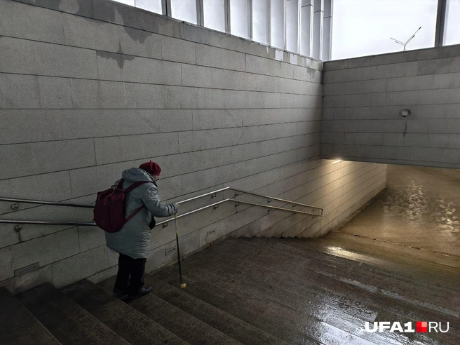 Хорошо, что есть поручень для бабуль | Источник: Булат Салихов / UFA1.RU
