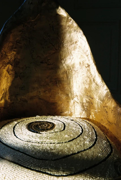 Schiaparelli выпустили кушетку и бронзовый трон для королевы-Луны