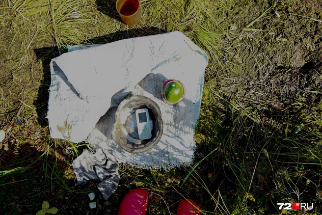 В жестяной чашке у Ильнура телефон. Для многих жителей совершенно ненужная вещь | Источник: Анастасия Малышкина / 72.RU