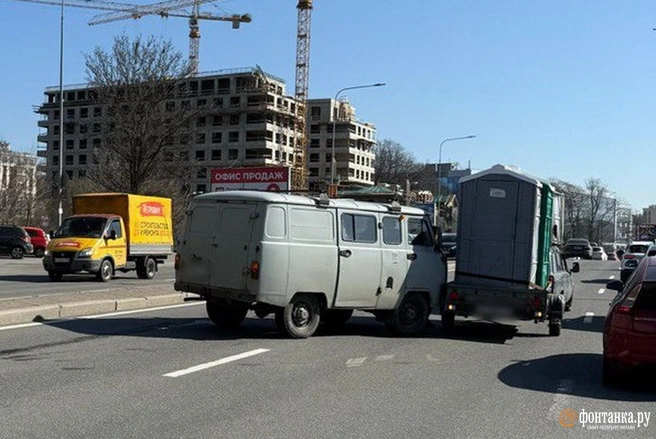 «Буханка» против «кабинки». Показываем, кто кого «пересидел» в ДТП на Выборгской набережной | Источник: «Фонтанка.ру»