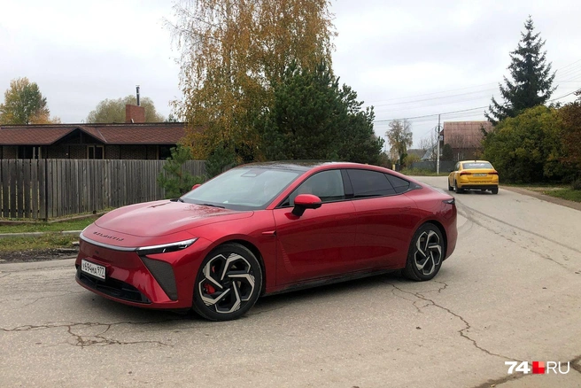 Exlantix — еще один проект Chery, но на этот раз с совершенно другими технологиями. Электрическая мощность седана ES — 469 л. с., емкость батареи 40 кВт·ч, бензиновый мотор развивает 143 л. с. | Источник: Артем Краснов