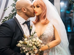 Женатый на кукле бодибилдер теперь хочет отношений с живыми женщинами