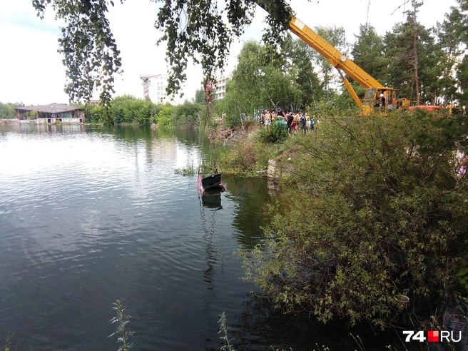 Чтобы вытащить ее на берег, пришлось нырять в воду | Источник: читатель 74.RU