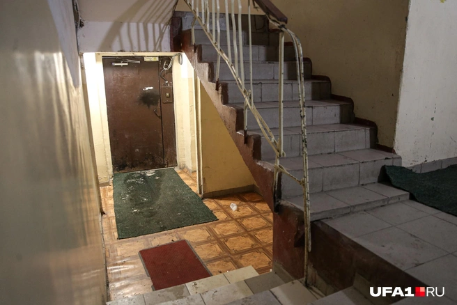 Если пол подъезда устелен линолеумом, то дом уже можно считать образцово-показательным
