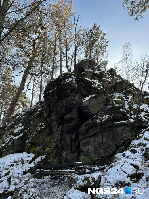 Под скалой оборудована стоянка с кострищем | Источник: Алексей Тайганавт/ NGS24.RU