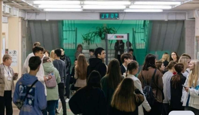 По данным Минобразования, в школах региона обучаются почти 305 000 детей, из них более 24 000 — первоклассник | Источник: Nk-tv.com