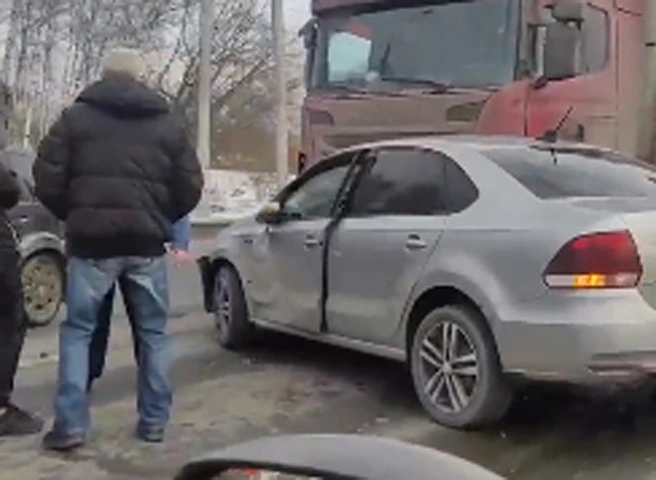 На Московском шоссе легковушка попала под фуру | ya62.ru