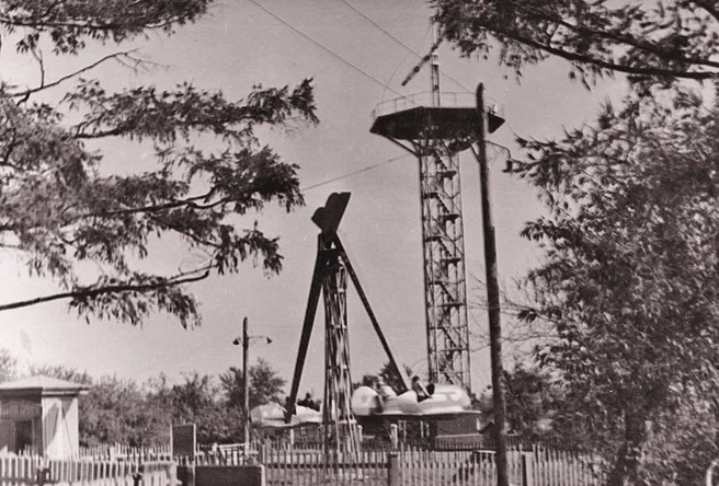 На древнейшей части кладбища построили парашютную вышку | Источник: Ася Куренкова / pastvu.com