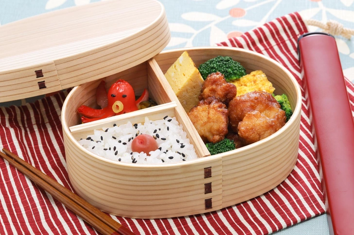 Что давать ребенку в школу: необычный опыт родителей из разных стран мира, что давать ребенку на перекус в школу, что можно давать детям в школу, что дать ребенку в школу на обед | Источник: bonchan/Shutterstock/Fotodom.ru