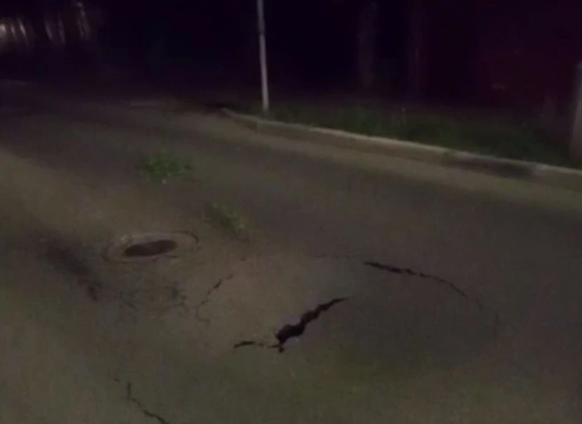 На улице Ленинского Комсомола на дороге образовалась огромная впадина | ya62.ru
