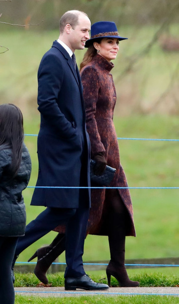 Кейт Миддлтон в стильном пальто и шляпе-федоре присоединилась к королеве Елизавете II на первой церковной службе в 2020-м